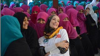 Gamze Özçelik, Arakanlı mültecilerin kampını ziyaret etti