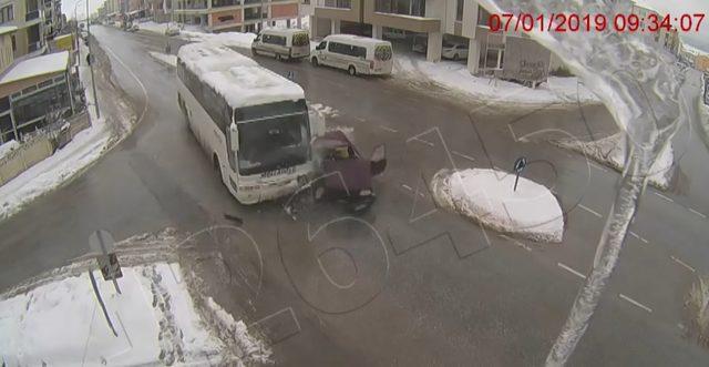 Trafik kazaları MOBESE kameralarına yansıdı