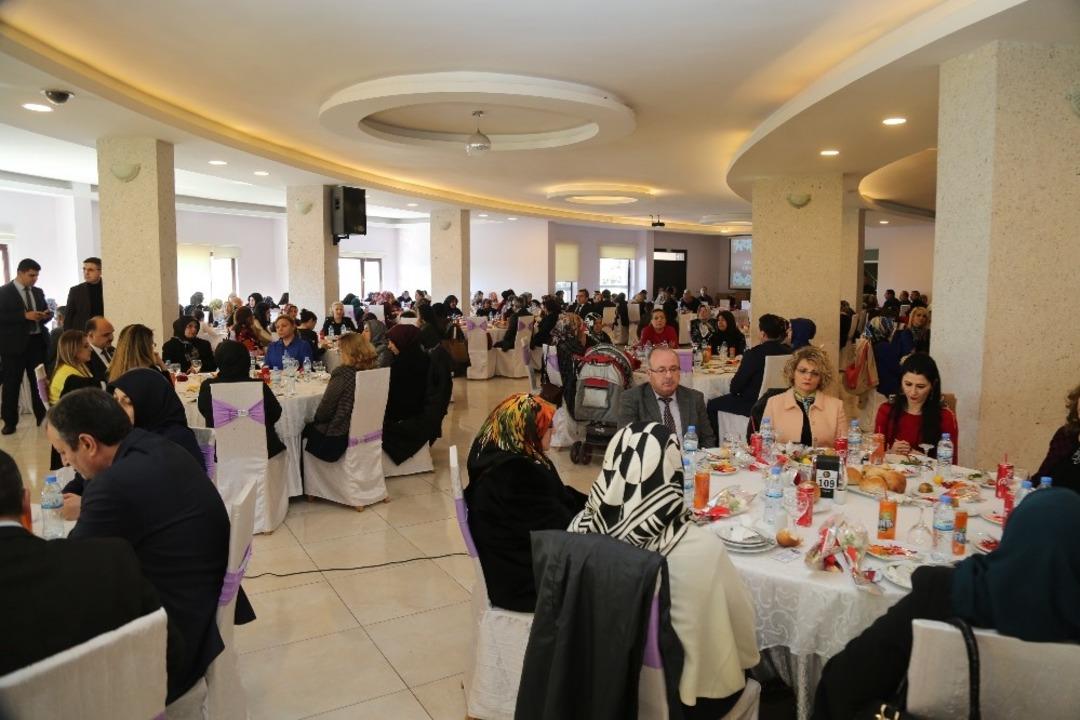 Vali Şehmus G&uuml;naydın ve Aysel G&uuml;naydın Kadınlar G&uuml;n&uuml;nde Şehit Aileleri Ve Gazi Aileleriyle Bir Araya Geldi