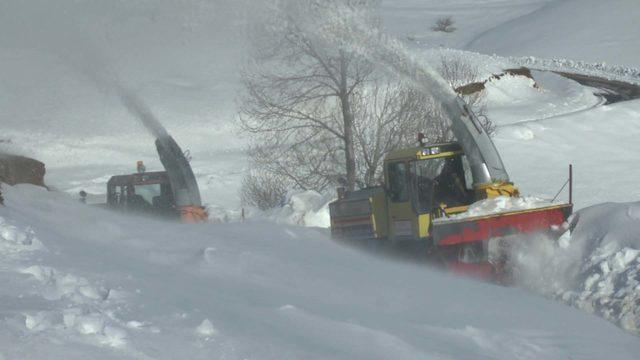 Muş'ta kardan kapanan köy ve mezra yolları açılıyor