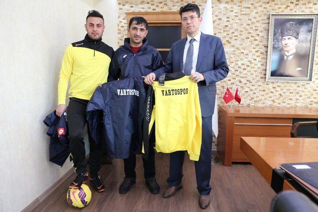 Kaymakam Kaçmaz’dan Yeşil Vartospor Kulübü sporcularına malzeme desteği