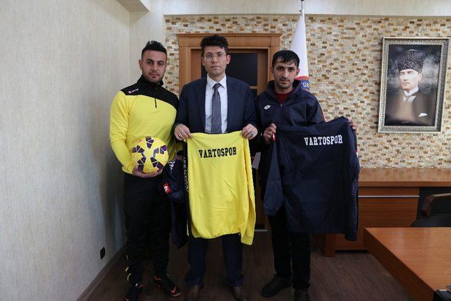 Kaymakam Kaçmaz’dan Yeşil Vartospor Kulübü sporcularına malzeme desteği