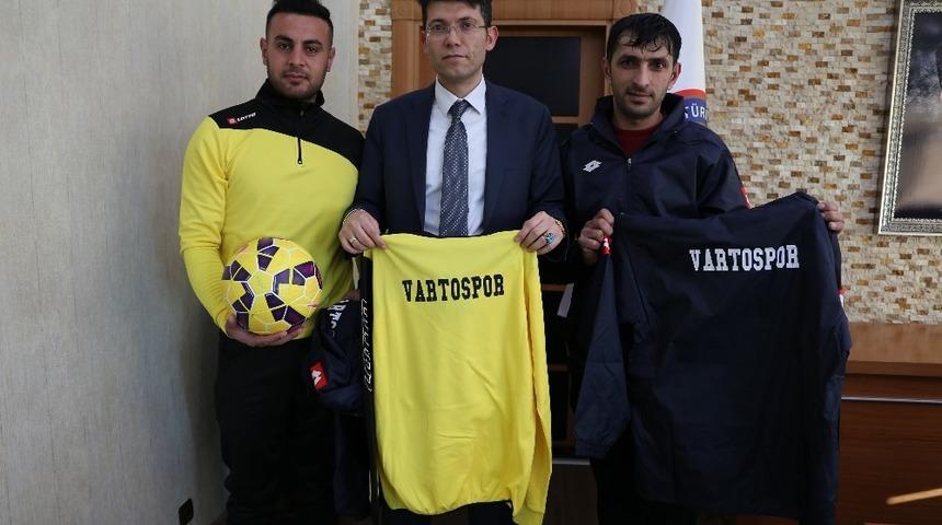 Kaymakam Ka&ccedil;maz&rsquo;dan Yeşil Vartospor Kul&uuml;b&uuml; sporcularına malzeme desteği