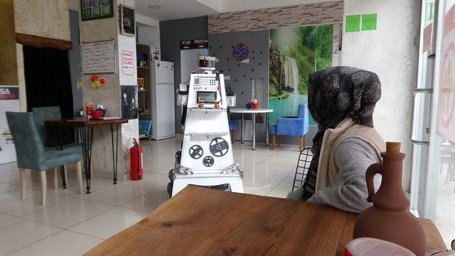 Kafeteryası için servis robotu yaptı