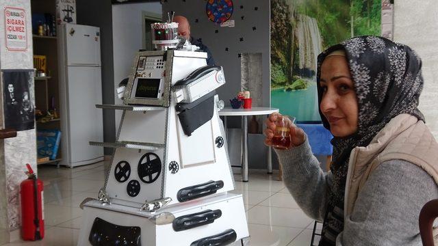 Kafeteryası için servis robotu yaptı