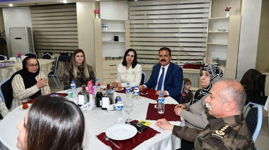 Vali Akbıyık kadın polislerle bir araya geldi