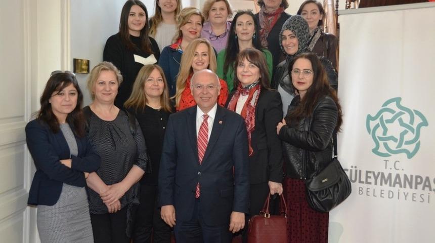 Kadın G&ouml;z&uuml;yle fotoğraf sergisi tarihi hizmet binasında a&ccedil;ıldı
