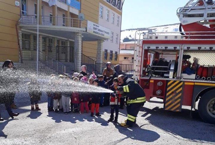 Bayburt Belediyesi İtfaiyesinden okullarda yangın tatbikatı G3