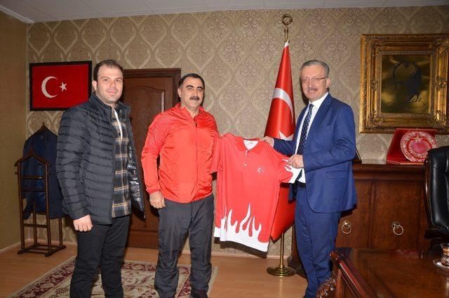 Badminton Ekibinden Rektör Akın Levent’e ziyaret