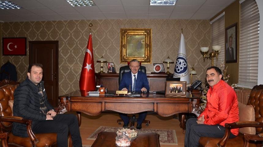 Badminton Ekibinden Rektör Akın Levent’e ziyaret