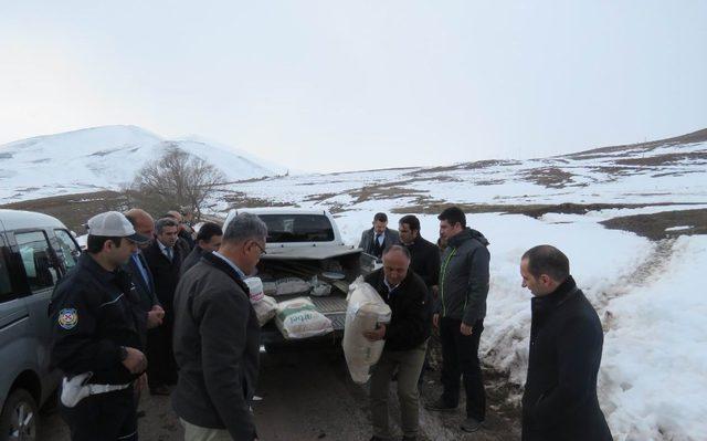 Otlukbeli’de yaban hayvanları için doğaya yem bırakıldı