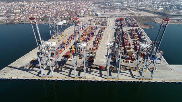 Limanda dev vinçler uzaktan kumanda ediliyor