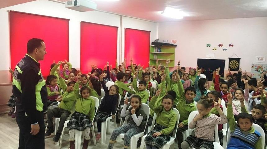 İlkokul &ouml;ğrencilerine trafik eğitimi