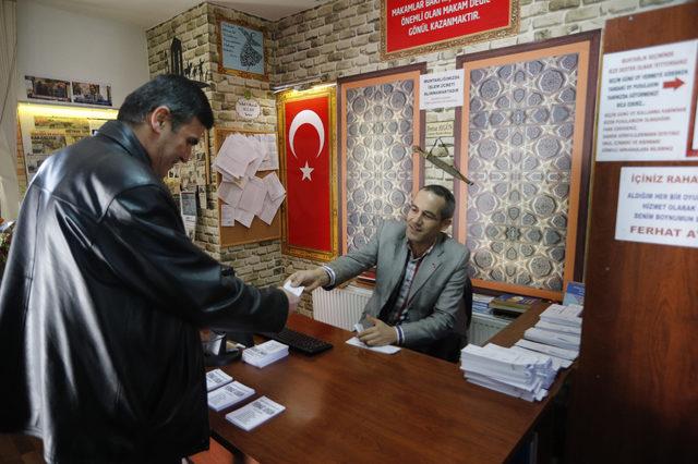 Muhtar adayı, kırık ayakla seçim çalışması yapıyor