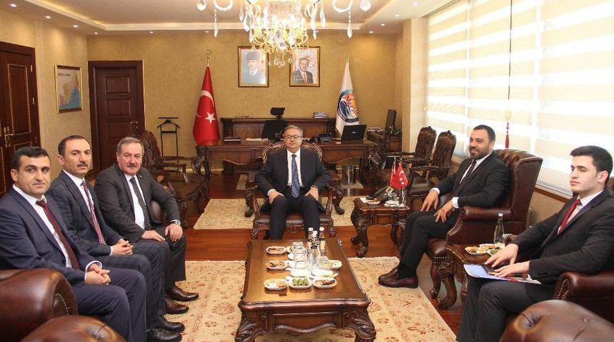 Hamza Yerlikaya, Mersin&rsquo;de gen&ccedil;lerle buluştu