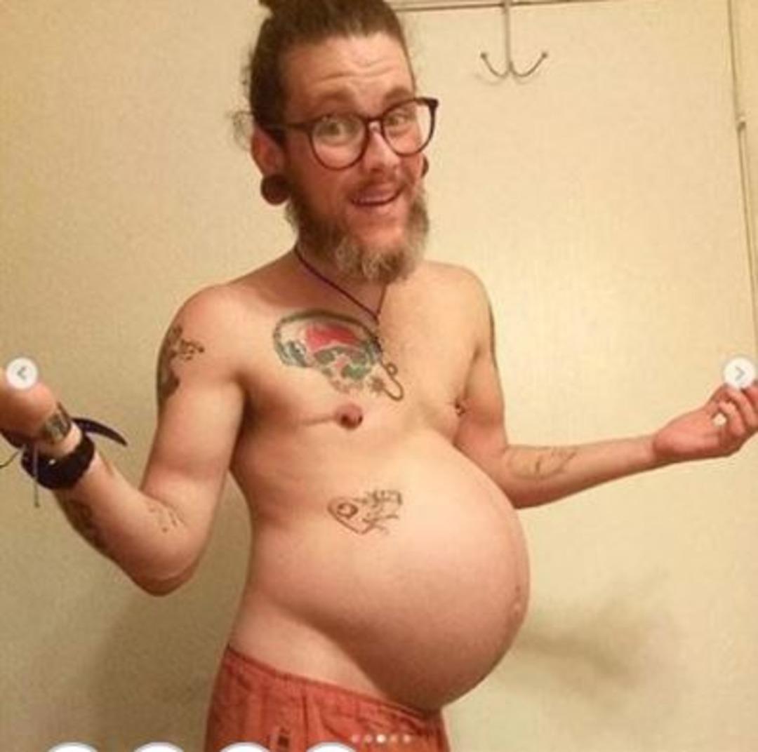 Hamile baba Wyley Simpson doğum yaptı!