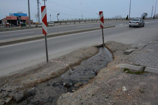 Patlayan su borusu onarılmayı bekliyor