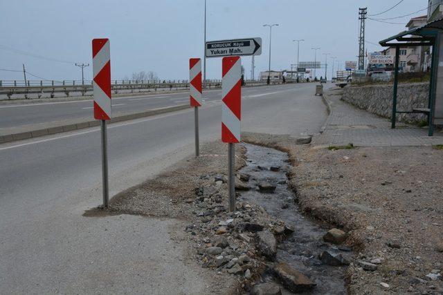 Patlayan su borusu onarılmayı bekliyor