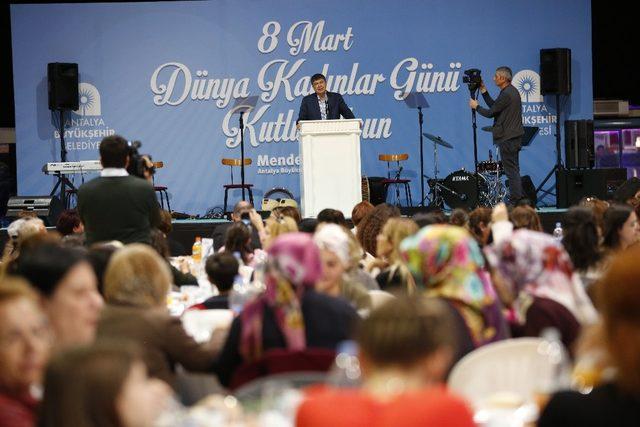 Başkan Türel belediyenin kadın çalışanlarıyla yemekte buluştu