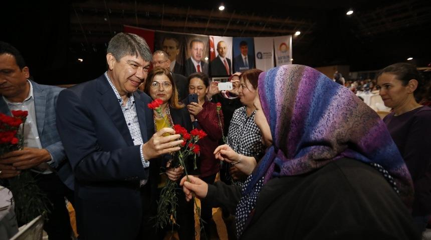 Başkan T&uuml;rel belediyenin kadın &ccedil;alışanlarıyla yemekte buluştu