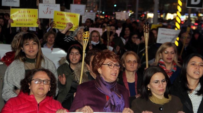 Kadınlar meşalelerle y&uuml;r&uuml;d&uuml;