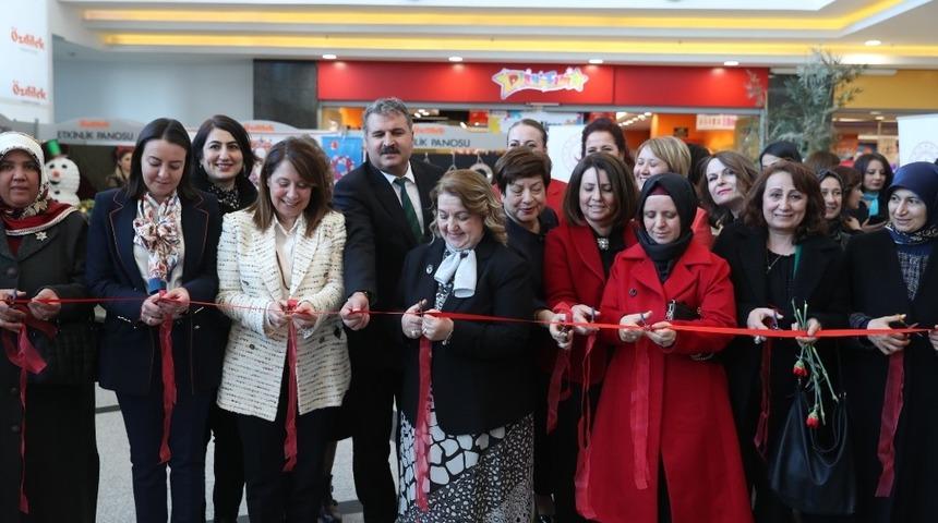 8 Mart D&uuml;nya Kadınlar G&uuml;n&uuml;&rsquo;nde el emeği g&ouml;z nuru eserler beğeniye sunuldu