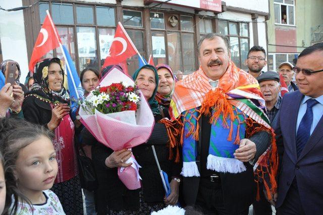 Afyonkarahisar’ın Hocalar ilçesinde AK Parti seçim bürosu açıldı