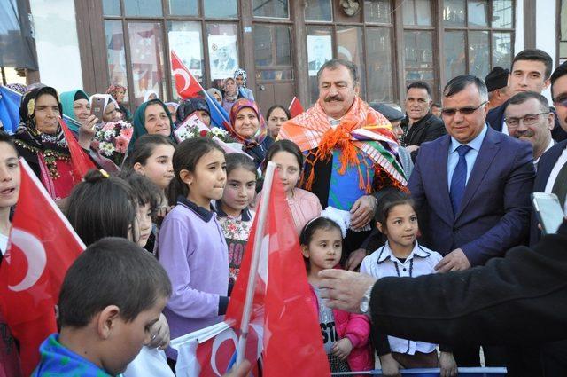 Afyonkarahisar’ın Hocalar ilçesinde AK Parti seçim bürosu açıldı