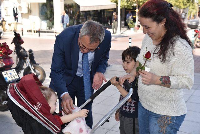 Vali Deniz’den Kadınlar Gününde bir çiçek, bir kitap