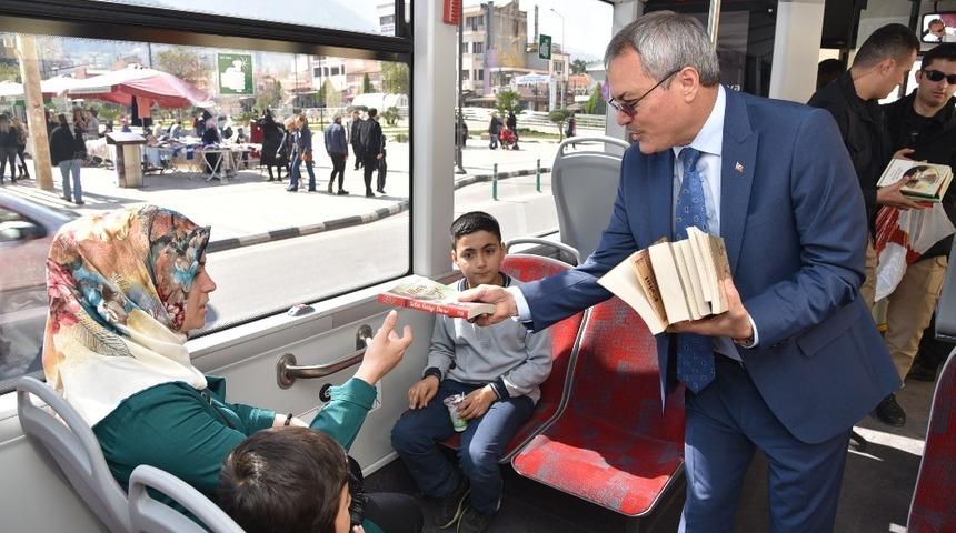 Vali Deniz&rsquo;den Kadınlar G&uuml;n&uuml;nde bir &ccedil;i&ccedil;ek, bir kitap