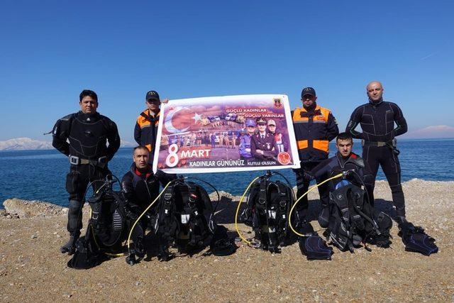 Jandarma kadınlar için Van Gölüne daldı