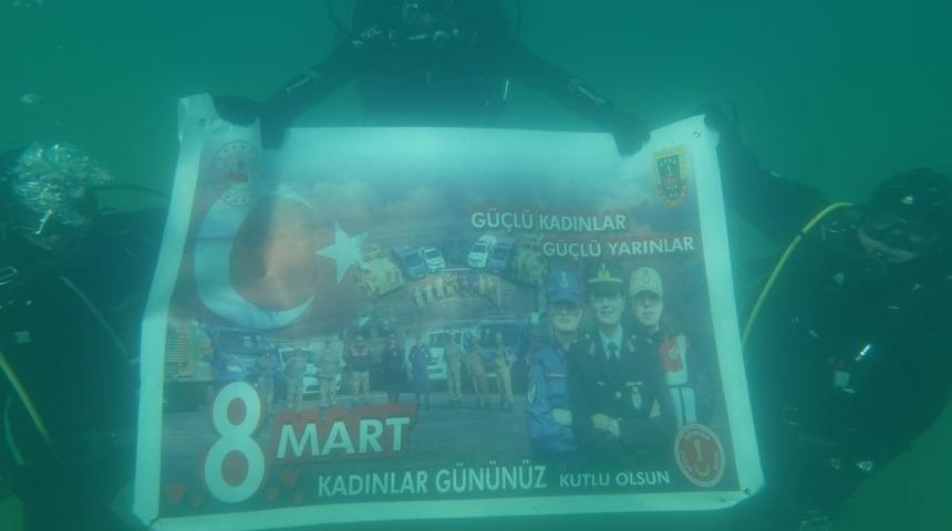 Jandarma kadınlar i&ccedil;in Van G&ouml;l&uuml;ne daldı