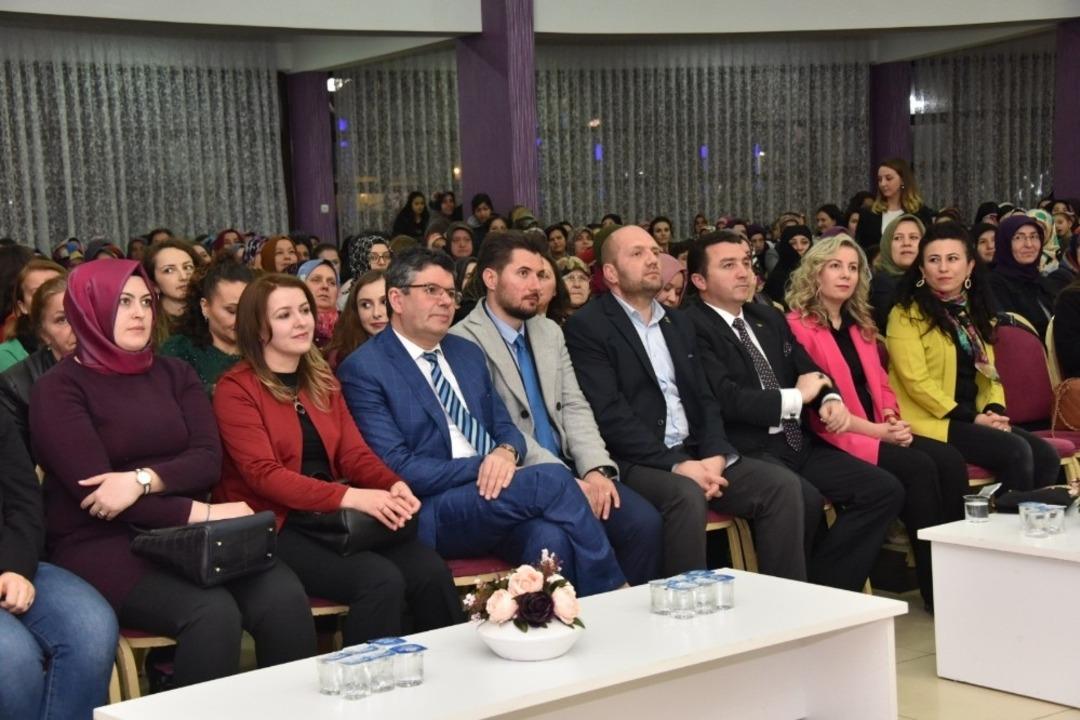 Eğitimci yazar Alişan Kapaklıkaya Boz&uuml;y&uuml;kl&uuml; hanımlarla buluştu