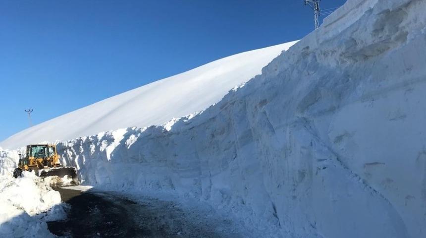 Sason’da karla mücadele çalışmaları devam ediyor