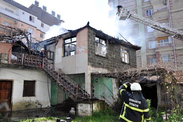 Osmaniye'de ahşap ev alev alev yandı