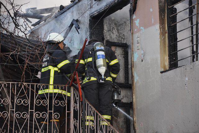 Osmaniye'de ahşap ev alev alev yandı