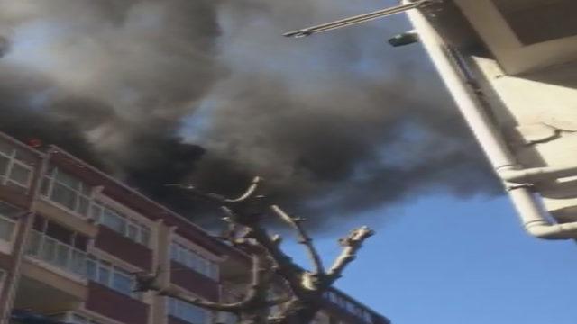Güngören'de iki binanın çatısı alev alev yanıyor (1)