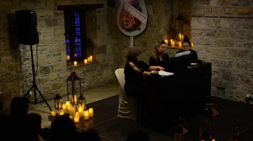 Kuşadası&rsquo;nda d&ouml;rt el piyano dinletisi