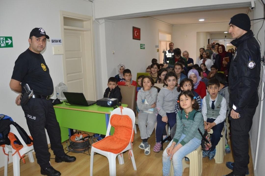 Polis amcalarından engelli &ouml;ğrencilere eğitim