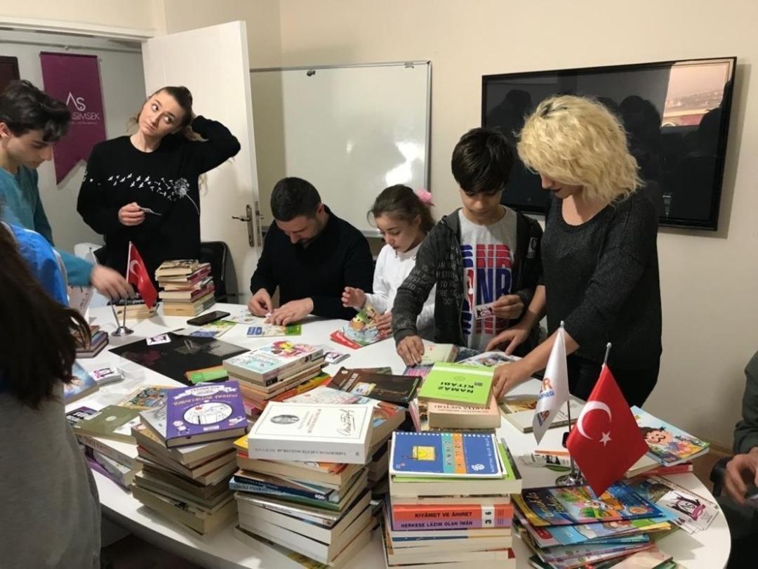 İstanbul&rsquo;dan Y&uuml;ksekova&rsquo;ya 300 kitap desteği