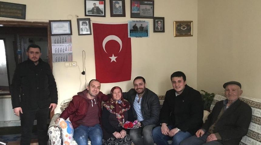 &Uuml;lk&uuml; Ocakları, şehit annelerine karanfil dağıttı