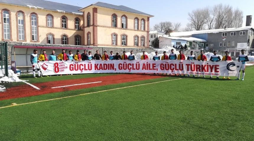 Kadınlar G&uuml;n&uuml;&rsquo;nde anlamlı pankart