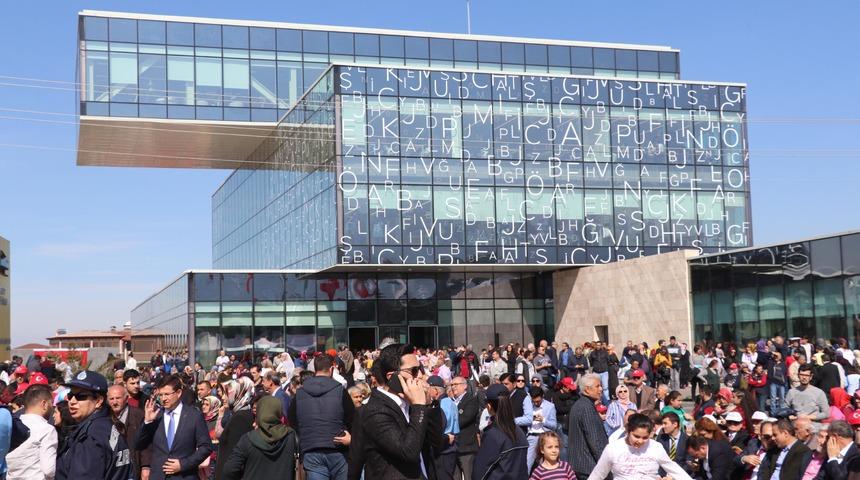 Denizle'de k&uuml;t&uuml;phane a&ccedil;ılışına yoğun ilgi