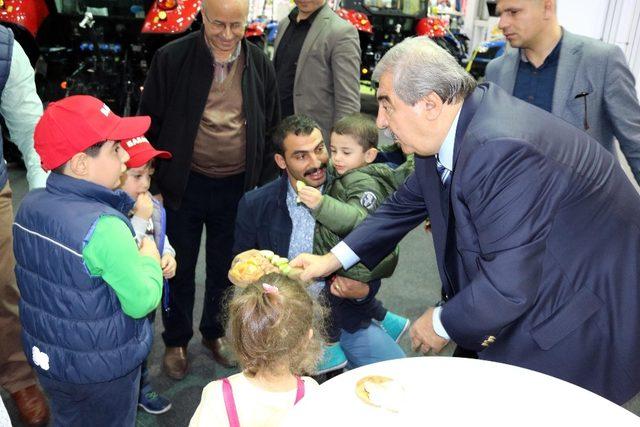 Adalet Bakanı Abdülhamit Gül başak traktör standını gezdi