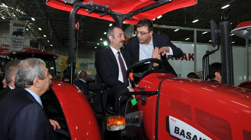 Adalet Bakanı Abd&uuml;lhamit G&uuml;l başak trakt&ouml;r standını gezdi