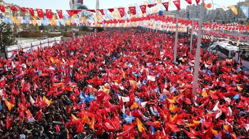 Yıldız, mitinge katılan vatandaşlara teşekk&uuml;r etti