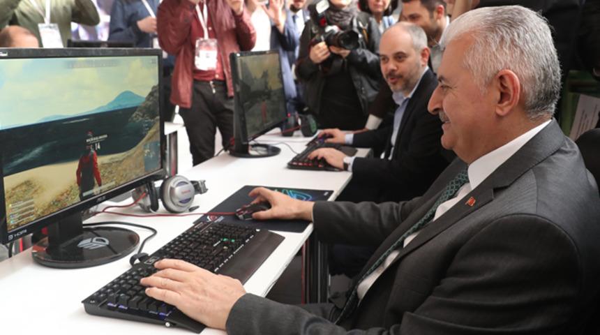 Binali Yıldırım gen&ccedil;lerle 'PUBG' oyununu oynadı