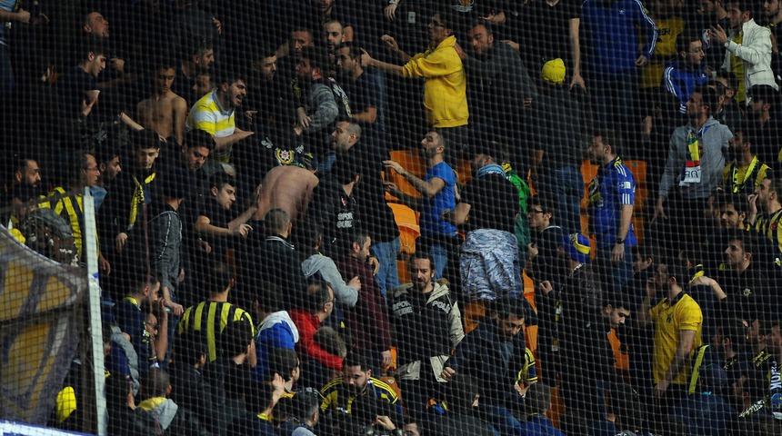 Başakşehir maçı öncesi Fenerbahçe tribünlerinde kavga