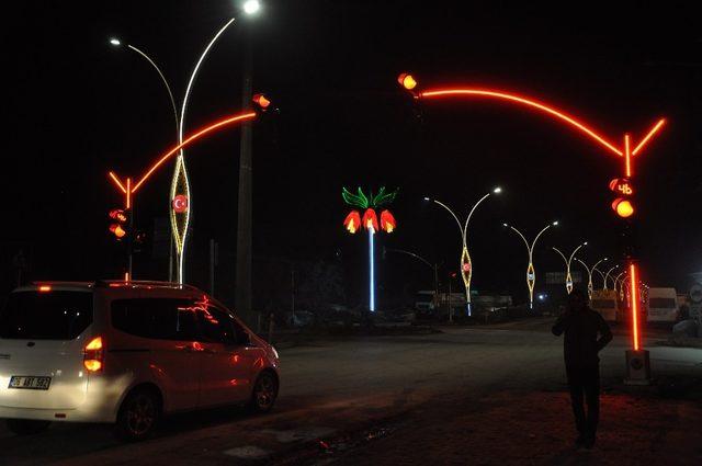 Yüksekova caddelerinde ışıklandırma çalışmaları