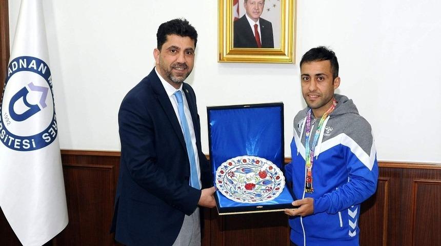 Türkiye birincisi sporcudan Rektör Aldemir’e ziyaret